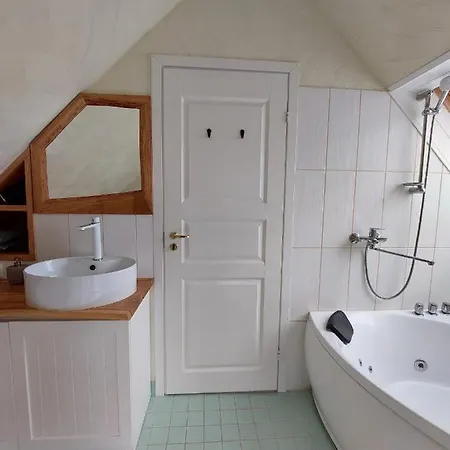 Lepikumaee With Sauna And Hot Tub For Up To 18 Persons *